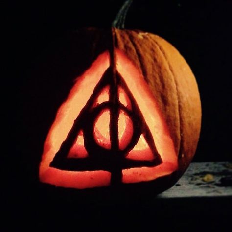 24 Last-Minute, Magical Harry Potter Pumpkin Ideas Harry Potter Pumpkin Ideas, Harry Potter Pumpkin Carving, Harry Potter Pumpkin, Harry Potter Halloween Party, Harry Potter Quizzes, Pumkin Carving, Creative Pumpkin Carving, Easy Pumpkin Carving, Pumpkin Carving Designs