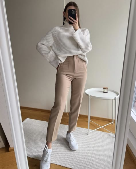 Beige Jeans Outfit, Outfit Trabajo, Mode Zara, Beige Outfit, Office Outfits Women, Business Casual Outfits For Work, Work Fits, Mode Casual, Stylish Work Outfits