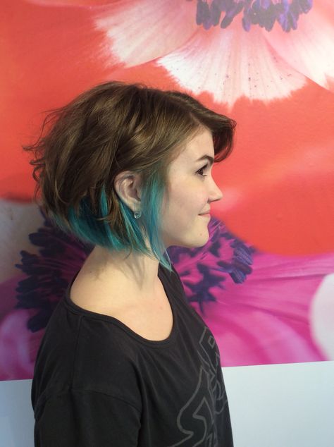 Pop of blue and turquoise lowlights in brown short hair Short Hair Color, Haircut And Color, Hair Color Blue, Red Hair Color, Cool Hair Color, Grunge Hair, Green Hair, Hair Dos, Ombre Hair