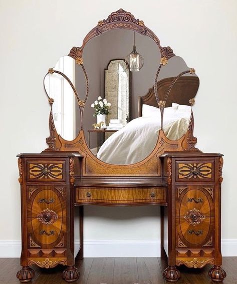 Antique Makeup Vanity, Fairy Vanity, Vanity Antique, Antique Makeup Vanities Bathroom, Antique Vanity Ideas, 1920s Vanity, Art Deco Vanity Mirror, Victorian Makeup Vanity, Vintage Vanity Aesthetic