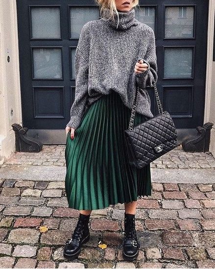 How To Wear A Pleated Skirt, Green Skirt Outfits, Midi Outfits, Green Pleated Skirt, Accordion Skirt, Rok Outfit, Pleated Skirt Outfit, Long Skirt Fashion, Cool Girl Style