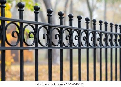 Rod Iron Decor, Metal Guardrail, Rod Iron Fences, Iron Railings Outdoor, Fence Painting, Metal Garden Gates, Rod Iron, Wrought Iron Design, Railings Outdoor