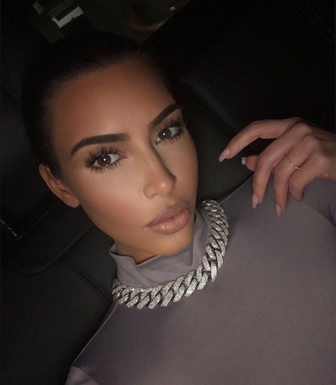 Kim Kardashian's Gorgeous Necklace Collection Is The Latest Fashion Goal | IWMBuzz Kim Kardashian Nails, Kim K Makeup, Kardashian Nails, Pure Makeup, Kardashian Makeup, Kim Kardashian Makeup, Kim Kardashian Outfits, Style Transformation, Robert Kardashian