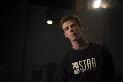 #TheFlash 1x02 "Fastest Man Alive" - Barry Barry Allen Flash, Berry Allen, Flash Barry Allen, The Flash Grant Gustin, Star Labs, Flash Tv Series, Flash Arrow, Navy Sweatshirt, Fastest Man