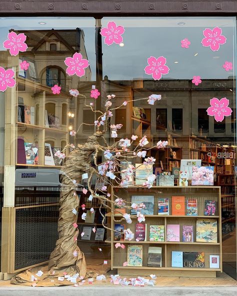 Becky Tyre on Instagram: “Stay display inspired! How about this “paper” tree in a Washington DC bookshop store window? Repost from @kramerbooks - Kramerblossoms!🌸🌸🌸🌸” Bookshop Display Ideas, Bookstore Window Displays, Library Window Displays, Shop Window Displays Ideas, Library Window, Autumn Window Display, Spring Window Display, Autumn Window, Spring Display