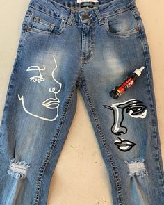 Jeans decorados con siluetas faciales estilo minimalista Painted Clothes Diy, Denim Art, Diy Vetement, Custom Jeans, Foto Tips, Diy Fashion Clothing, Painted Jeans, Denim Diy, Painted Denim