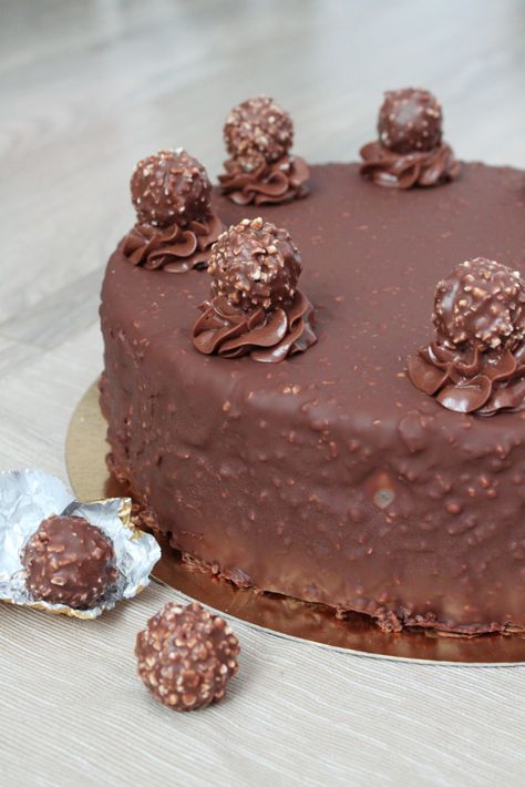 Mousse Cake Recipe, Tea Party Cake, Baking Art, Ferrero Rocher, Occasion Cakes, Chocolate Cake Recipe, Pretty Cakes, Cakes And More, Party Cakes