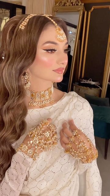 Pakistani Accessories, Pakistani Bridal Look, Wedding Jewellery Gold, Nikkah Makeup, Desi Bridal Makeup, Pakistan Jewelry, Braided Hairstyles For Long Hair, Fancy Suits, Bridal Jewelry Sets Brides