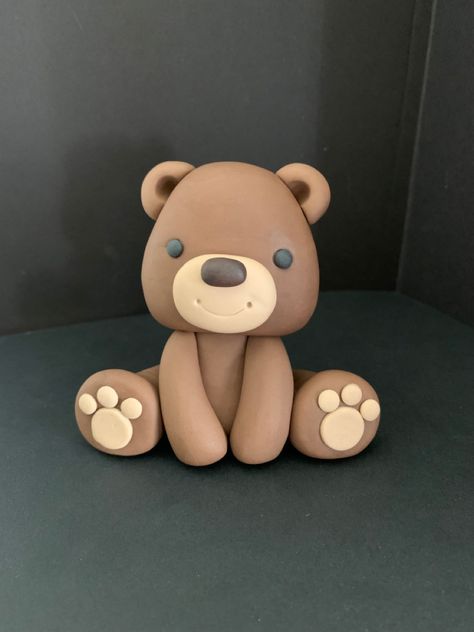 Teddy Bear Fondant Topper, Teddy Bear Clay Sculpture, Fondant Bear Topper, Brown Clay Ideas, Bear Topper Cake, Bear Clay Sculpture, Bear Clay Art, Teddy Bear Clay, Bear Fondant Cake