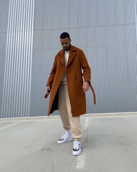 Mens brown trench coat Minimal Streetwear, Black Men Fashion Urban, Instagram Community, Black Men Fashion Casual, Black Men Street Fashion, Streetwear Fits, Men Street Fashion, Beige Outfit, Mens Trendy Outfits