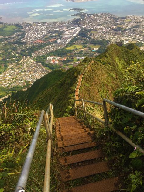 Stairway To Heaven Hawaii, Planet Coaster, Guitar Photography, What A Beautiful World, Hawaii Life, Pretty Landscapes, Fantasy Places, Dream Travel Destinations, Stairway To Heaven