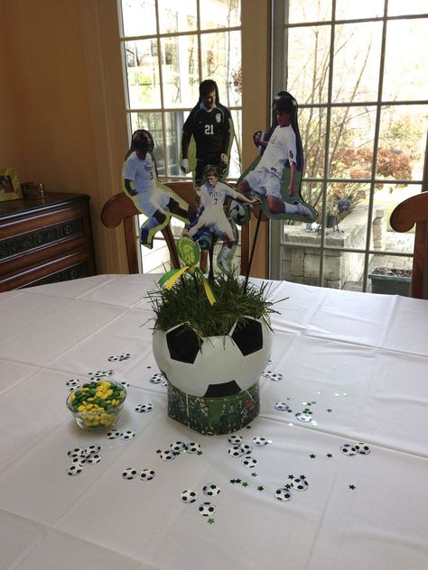 High School Soccer Banquet Ideas, Sports Themed Centerpieces, Soccer Centerpieces, Soccer Baby Showers, Soccer Events, Graduation Picture Ideas, Soccer Party Decorations, Sports Centerpieces, Soccer Banquet