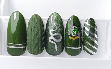 Hp Nails Slytherin, Harry Potter Nail Art Slytherin, Harry Potter Nails Designs Slytherin, Harry Potter Makeup Looks Slytherin, Slytherin Nails Aesthetic, Nail Designs Harry Potter, Slitherin Nails, Cute Harry Potter Nails, Harry Potter Christmas Nails