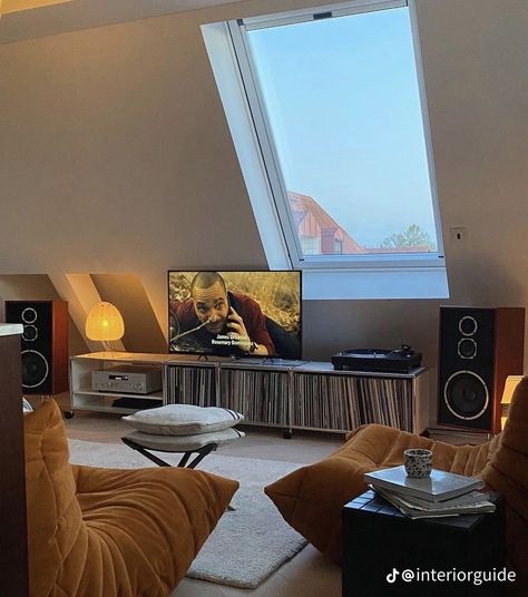 Audiophile Room, Dorm Living Room Decor, Dorm Living Room, Dekorasi Kamar Tidur, Deco Retro, Aesthetic Rooms, Apartment Decor Inspiration, Decoration Inspiration, Apartment Inspiration