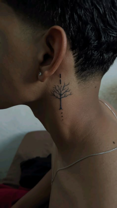 Uma tatuagem inspirada na que o Xxxtentacion tinha. Small Hand Tats Men, Tattoos For Guys Behind Ear, Men’s Back Neck Tattoo, Men Tattoo Ideas Small Hand, Tattoo Ideas For Men Tree, Patience Tattoo Behind Ear, Quick Easy Tattoos, Tattoo Ideas On Face, Euphoria Inspired Tattoos