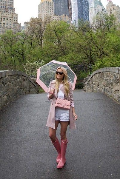 4.16 pink // rain (ASOS skater trench in blush + J Crew deck-striped t-shirt in undyed shell pink + Madewell 'adirondack' cotton short overalls + Hunter rain boots in rhodonite pink + Chanel bag + Hunter bubble umbrella) Rainy Outfit Ideas, Rainboots Outfit, Rain Boot Outfit, Rainy Day Outfit For Work, Hunter Boots Outfit, Pink Rain Boots, Pink Rain, Blair Eadie, Rainy Day Fashion