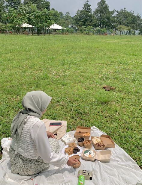 Outfit Camping Hijab, Outfit Camping, Picnic Date Outfits, Eid Activities, Picnic Date Food, Picnic Photography, New Hijab, Picnic Theme, Picnic Inspiration