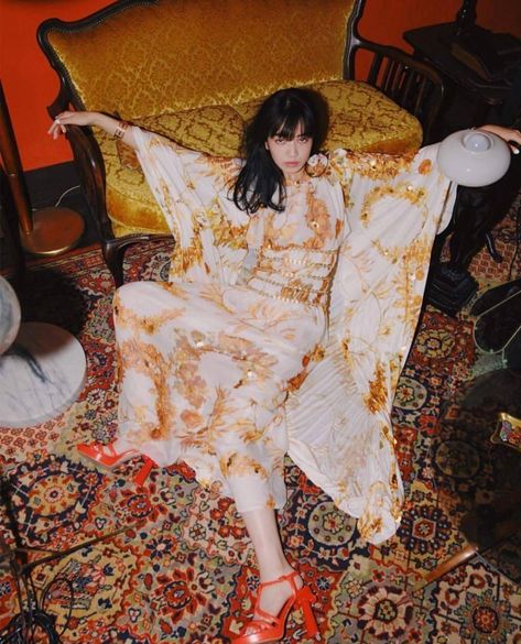 Pencil Skirt Photoshoot Poses, Vintage Home Photoshoot, 70s Moodboard, 70s Fashion Editorial, Nana Komatsu, Vintage Night, Vintage Photoshoot, 사진 촬영 포즈, Photoshoot Inspo