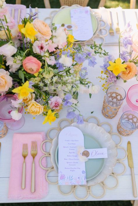 A Beautiful Easter Brunch with Gorgeous Spring Colors • Beijos Events Easter Dinner Party Ideas, Easter Banquet Table Decorations, Spring Decor Party, Brunch Balloon Decor, Brunch Garden Wedding, Brunch Themed Wedding, Spring Theme Decor, Pastel Event Decor, Floral Party Food