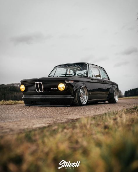 Stanced BMW 2002 #bmw #2002 #bmw2002 #classiccars Old Bmw, E60 Bmw, Bmw 2002 Tii, Neo Retro, Bmw Vintage, Bmw E21, 2002 Bmw, Dream Cars Bmw, Bmw E30 M3