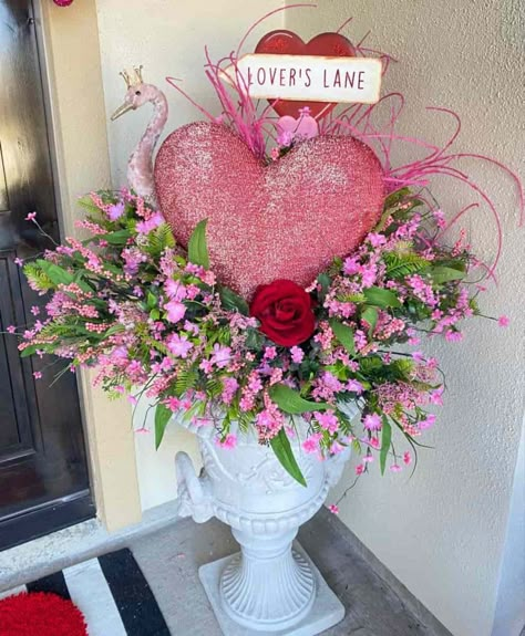 Valentines Outdoor Decorations, Saint Valentin Diy, Valentines Bricolage, Ideas Valentines Day, Valentine Centerpieces, Valentine Mailbox, Diy Valentine's Day Decorations, Valentine Tree, Valentines Day Decor