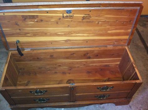 Hope chest before and after - Debby Goes Shabby Hope Chest Makeover, Painted Cedar Chest, Chest Makeover, Hope Chests, Shabby Chic Bedroom Furniture, Old Beds, Shabby Look, Paint Storage, Cedar Chest