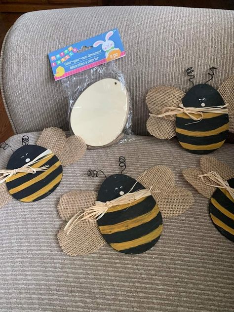 Bumble Bee Wood Signs, Bee Themed Decorations Diy, Diy Bumble Bee Crafts Ideas, Beehive Craft Ideas, Bee Home Decor Diy, How To Make A Bumble Bee Crafts, Bumble Bee Kitchen Decor Ideas, Dollar Tree Bee Hive Diy, Bee Hive Diy Craft