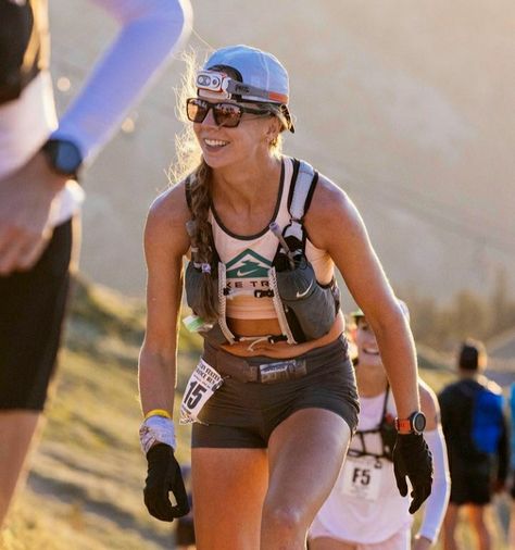 Trail Running Outfit Woman, Val Core, Trail Running Women, Running Inspo, Adventure Racing, Running Aesthetic, Runners Outfit, Runner Style, Running Photography