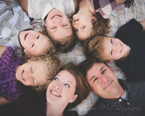 Family Pictures Laying Down, Family 7 Photoshoot, Family Of 7 Poses Photography, Family Photos Laying Down, 7 Siblings Photography, Family Of 7 Photo Ideas, Five Siblings Photography, 7 Family Photoshoot, Family Selfie Ideas