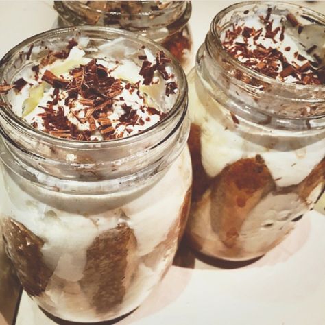 Tiramisu Jars Tiramisu Cookies, Fun Homemade Gifts, Jar Desserts, Mishloach Manot, Mason Jar Desserts, Granola Parfait, Deserts Easy, Dessert In A Jar, Layered Desserts