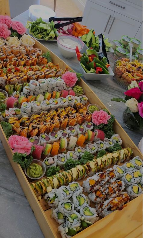 Sushi Buffet, Japanese Food Sushi, Sushi Platter, Sushi Party, Party Food Buffet, Food Therapy, Yummy Comfort Food, Buffet Food, Food Goals