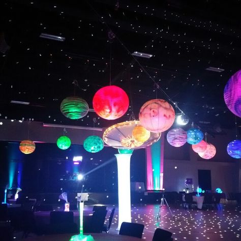 Space Prom Decorations, Galaxy Prom Decorations, Space Party Aesthetic, Galaxy Prom Theme, Space Theme Pool Party, Galaxy Theme Prom, Galaxy Decorations Party, Outer Space Decoration, Space Themed Cafe