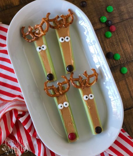 Super fun Reindeer Snacks - On a white plate Celery Reindeer, Christmas Recipes For Kids, Food Art For Kids, Family Fresh Meals, Christmas Recipe, Holiday Snacks, Xmas Food, Think Food, Christmas Party Food