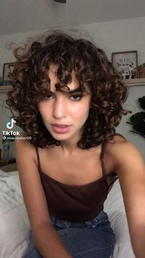 Curly Hairstyles Short With Bangs, Short Curly Hair With Flowers, Short Haircuts For Thick Curly Hair Layered Bobs, Bob Short Curly Hair, Short Curly Hairstyles 2023, Curly Hair Cuts Medium Length Layers, Short Curly Hair Fringe, Short Curly Hair No Bangs, Square Face Curly Hair