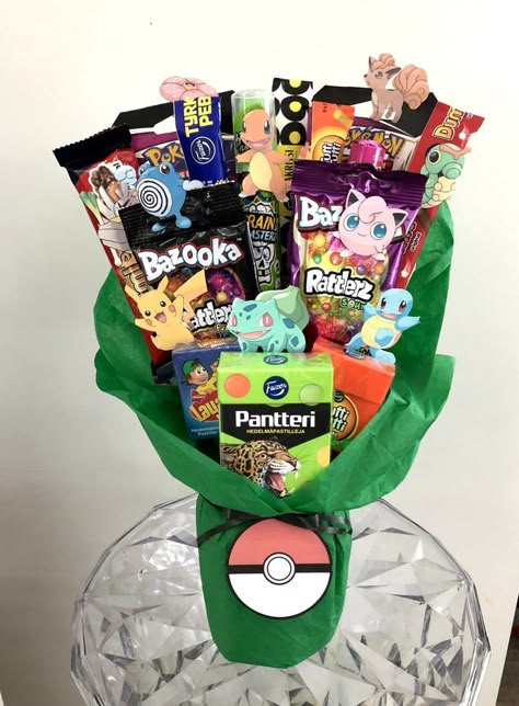 Pokemon Christmas Gifts, Kids Bouquet, Balloon Gift Ideas, Rosie Birthday, Pokemon Candy, Pokémon Crafts, Bf Birthday, Valentines Baskets, Boy Flowers