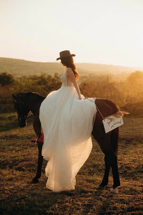 Horse Wedding Photos, Equestrian Wedding, Country Wedding Photography, Horse Wedding, Country Theme Wedding, Wedding Painting, Bridal Pictures, Bridal Photoshoot, Dream Wedding Ideas Dresses