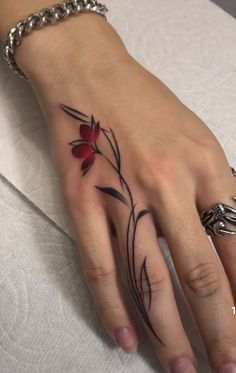 Tamil Tattoo, Finger Tattoo For Women, Hand And Finger Tattoos, Tattoos For Women Flowers, Tasteful Tattoos, Geniale Tattoos, Body Tattoo, Hand Tattoos For Women, Tatuaje A Color