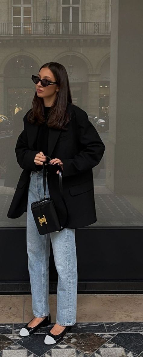 Effortless Elegant Outfit, Black Blazer Coat Outfit, Minimal Blazer Outfit, Black Tailored Jacket Outfit, Black Silk Blazer Outfit, Hoodie Work Outfit, Casual 2024 Outfits, London Spring Fashion 2023, Black Crop Jacket Outfit