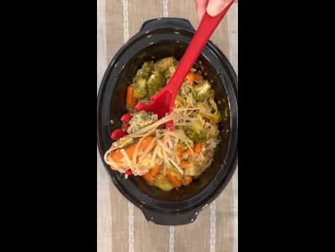 Yummy wonton crockpot dish - YouTube Wor Wonton Soup, Dinner Under 300 Calories, Wonton Soup Recipe, Wonton Noodles, Crockpot Soup Recipes, Soup Crocks, Soup Recipes Slow Cooker, Crockpot Dishes, Crock Pot Soup