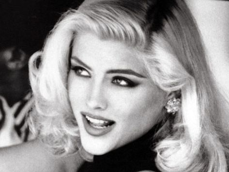 anna nicole smith Nicole Aesthetic, Old Hollywood Aesthetic, Hollywood Aesthetic, Nicole Smith, Anna Nicole Smith, Anna Nicole, White Photo, Marilyn Monroe, Old Hollywood