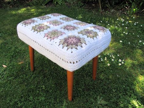 Crochet Footstool, Crochet Stool Cover, Crochet Furniture, Bench Cushion Cover, Rose Crochet, Crochet Pillow Cover, Crochet Blanket Designs, Stool Covers, Ottoman Cover