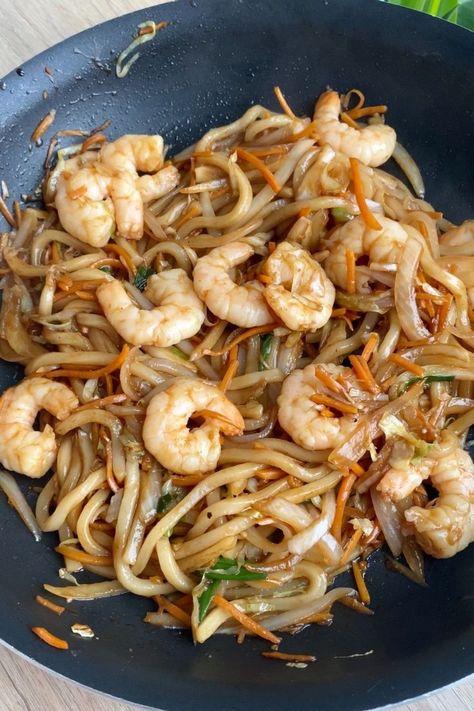 shrimp yaki udon (quick and easy lunch) Udon Stir Fry, Soy Sauce Stir Fry, Fried Udon, Yaki Udon, Shrimp Stir Fry, Udon Noodles, Fried Shrimp, Quick Weeknight Dinners, Noodle Bowls