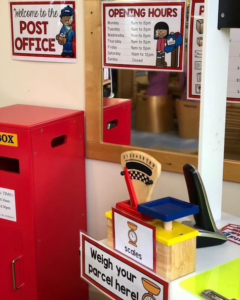 Our Kinder on Instagram: “Post office dramatic play featuring the wonderful @littlelifelonglearners Post Office signs and tags. The Kmart market stall is the counter…” Kindergarten Classroom Setup Decor, Preschool Building Theme, Post Office Role Play, Pretend Play Post Office, Post Office Play, Play Post Office, Preschool Building, Pink Retro Wallpaper, Post Office Dramatic Play