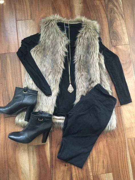 5 Easy Ways to Look Fashionable in Leggings - The Sensible Shopaholic Fur Vest Outfits, Outfit Jeans, Mode Casual, Vest Outfits, Looks Chic, 가을 패션, Fur Vest, Outfits Casual, Outfit Idea