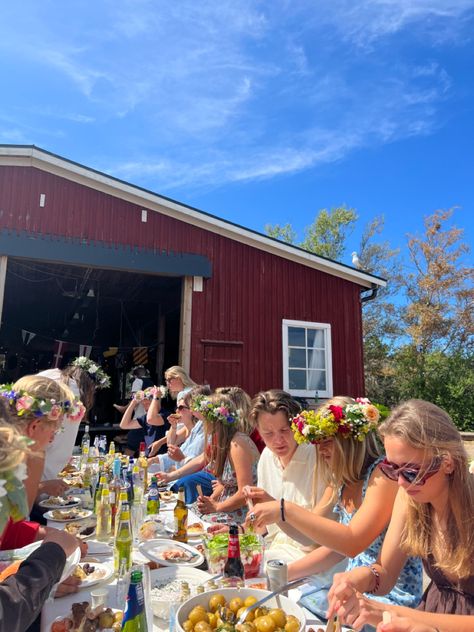 Scandinavia Aesthetic, Midsommar Outfit, Sweden Life, Midsommar Aesthetic, Midsommar Party, Midsummer Party, Summer Table Decorations, Scandinavian Lifestyle, Dinner Party Summer