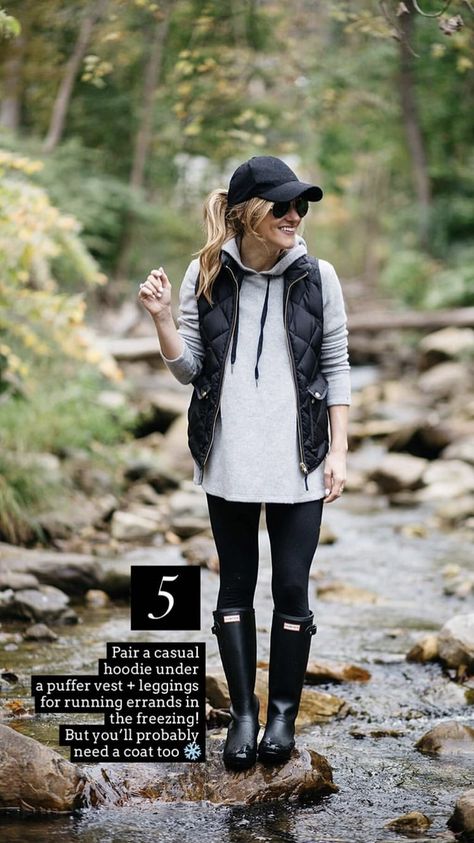 Hunter Rainboots Outfit Winter, Women’s Rain Boots Outfit, Rain Weather Outfit, Grey Hiking Boots Outfit, Leggings And Rain Boots Outfit, Mountain Outfit Fall Casual, Rain Boot Outfit Fall, Rain Boot Outfit Winter, Navy Rain Boots Outfit