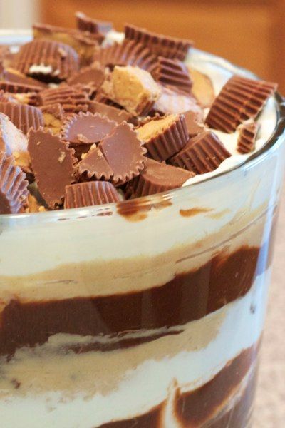 Peanut Butter Fudge Brownie Trifle! Delish! Peanut Butter Cup Brownies, Brownie Trifle, Dessert Halloween, Brownie Cups, Pudding Dessert, Trifle Desserts, Trifle Recipe, Peanut Butter Cup, Pudding Desserts