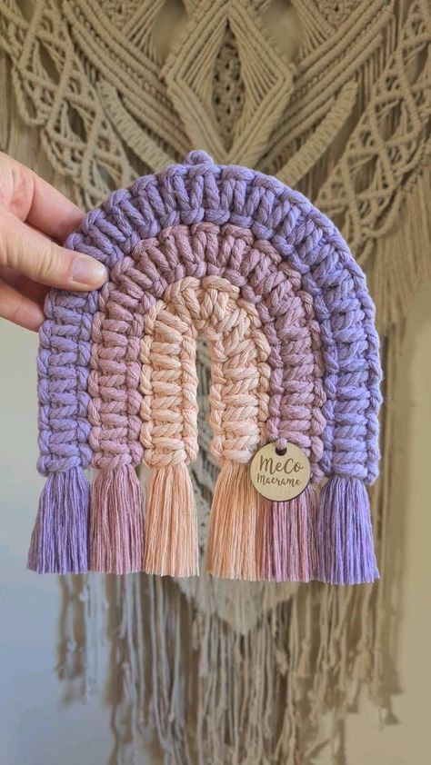 Makramee Baby, Felting Ideas, Hand Knitting Diy, Macrame Baby, Knitted Wire, Rope Crafts Diy, Macrame Wall Hanging Diy, Macrame Hanger, Macrame Patterns Tutorials