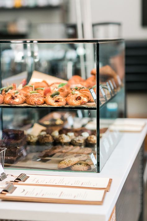 Cafe Pastry Display Ideas, Croissant Display Ideas, Glass Pastry Display, Cafe Pastry Display, Food Display Design, Croissant Display, Pastry Display Ideas, Pastries Display, Coffee Display