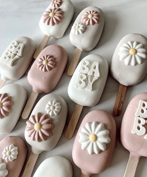 Daisy Themed Cakesicles, Summer Cakesicles, Baby In Bloom Cake Pops, Daisy Treats, Baby Shower Cakesicles, Cake Sickles, Treat Business, Chocolate Covered Desserts, Daisy Baby Shower